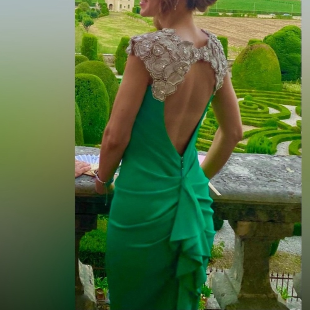 Elegant Green Evening Gown with Silver Embellishments 🌟
